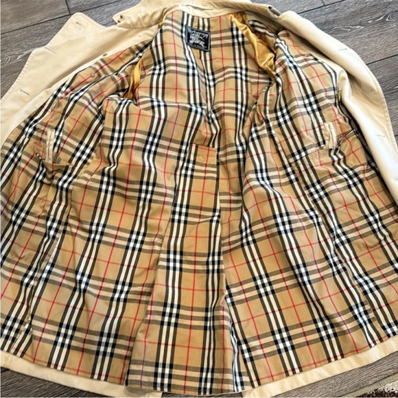 Authentic Burberry trench coat with belt - Picture 11 of 13